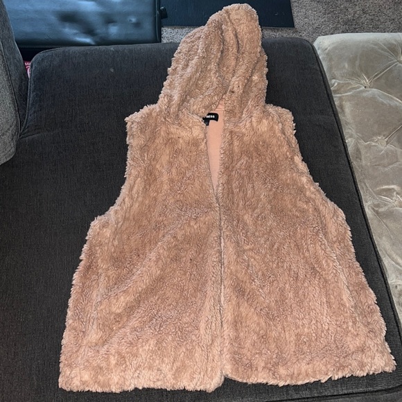 Express Fuzzy Vest - Picture 1 of 3